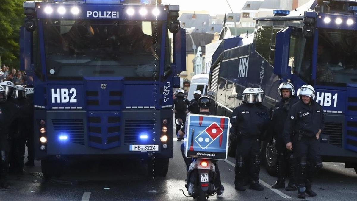El repartidor de pizzas Benjamin, frente a los convoyes policiales durante las protestas contra el G-20 en Hamburgo.