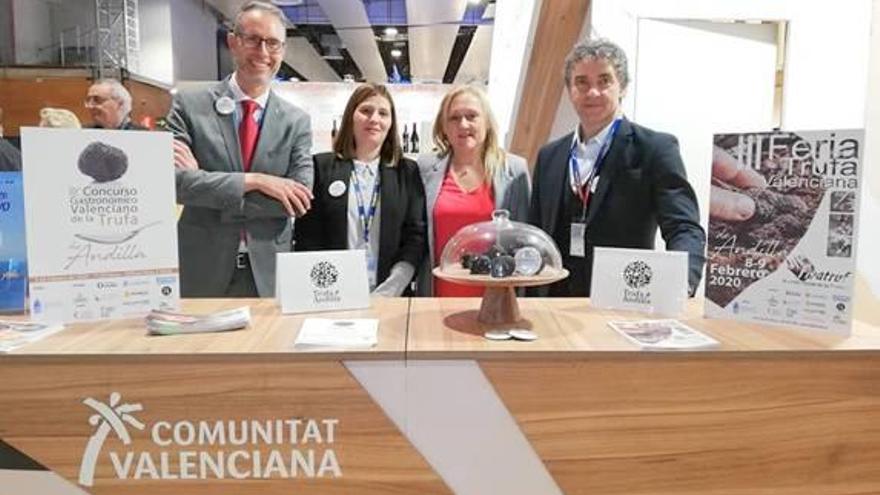 El stand de Andilla, y a la derecha, el secretario de Turismo F. Colomer.