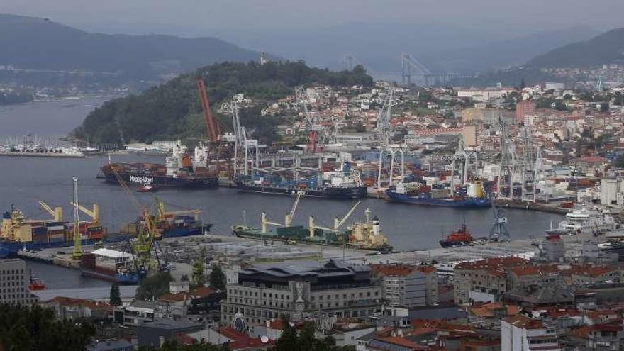 Vista parcial del recinto portuario de Vigo, con los muelles comerciales al fondo. // R. Grobas