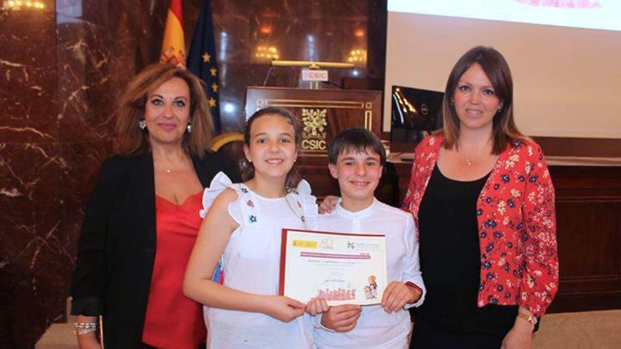 Celia López y Diego Mangas, con su diploma entre las profesoras Carmen Conde (izq.) y Diana Crespo.