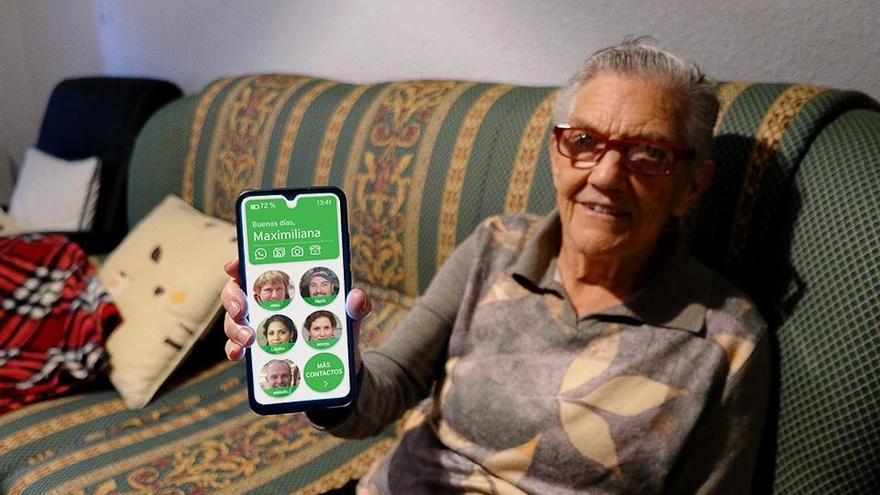 Maximiliana, la abuela de Jorge Terreu, con la ‘app’ Maximiliana que creó su nieto en su teléfono móvil.