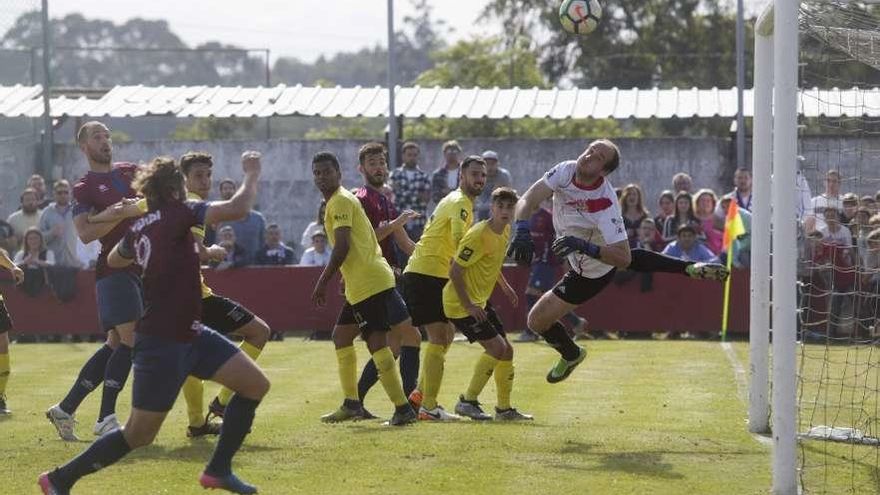 Una acción del partido entre el Navarro y el Astur.