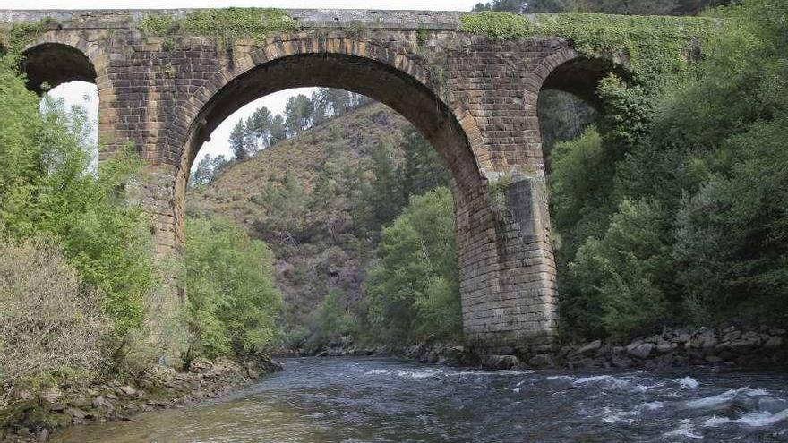 Puente sobre el río Bibei, en el Concello de Manzaneda. // FdV