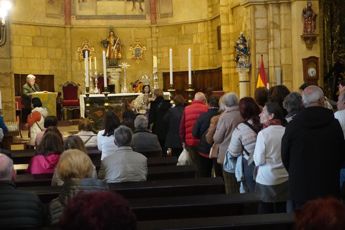 Los fieles acuden al besamanos de la Virgen de los Remedios