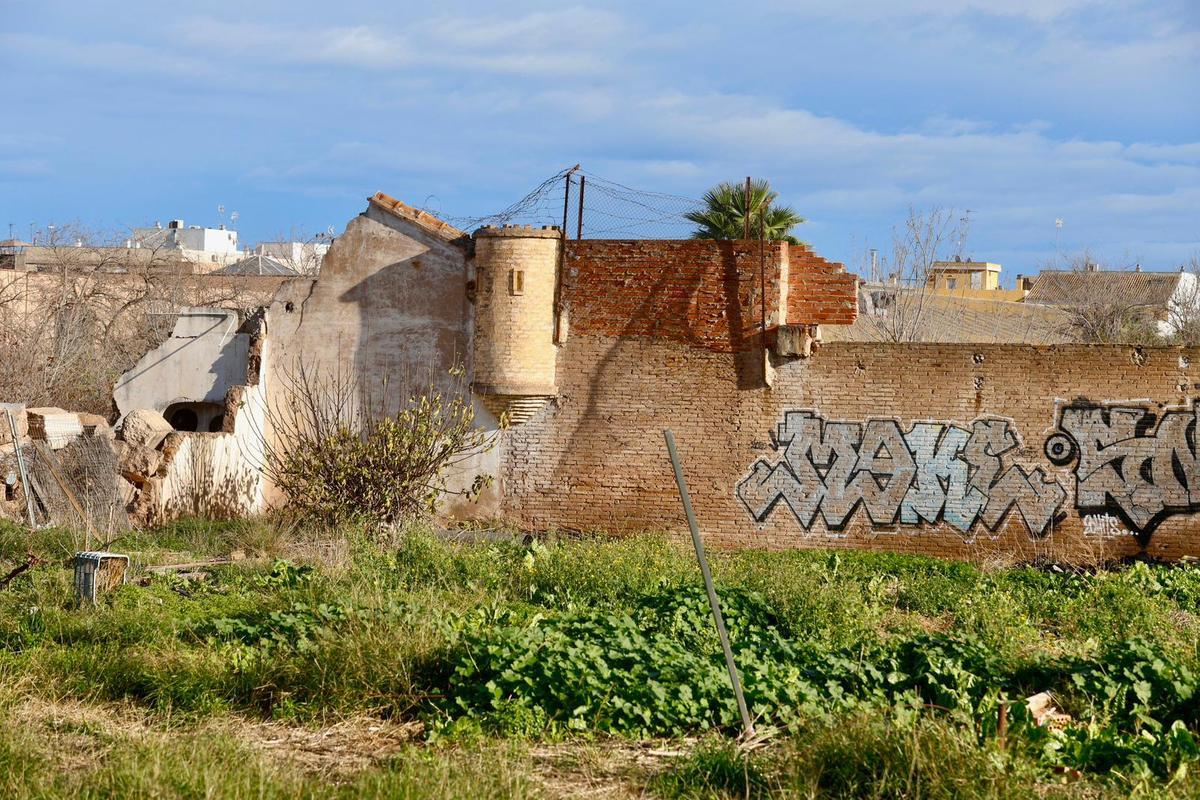Restos de lo que fueron los cuarteles militares de Bonrepòs i Mirambell.