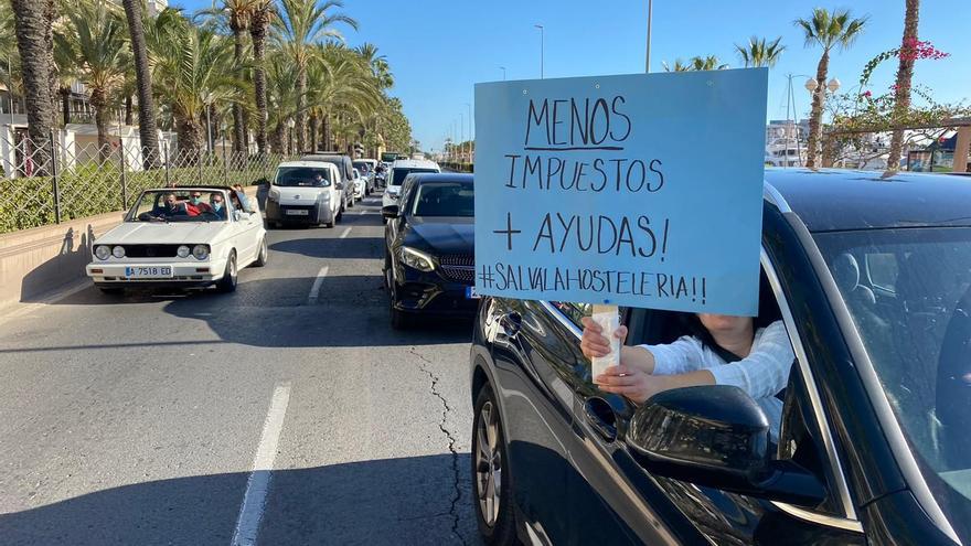 Más de 200 coches recorren el centro de Alicante en una protesta de la hostelería