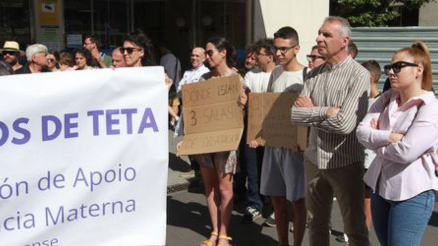 Concejales de BNG y PSdeG (en la imagen, Luís Seara y Alba Iglesias) se sumaron a la protesta a las puertas del CHUO que unió a embarazadas y profesionales sanitarios.