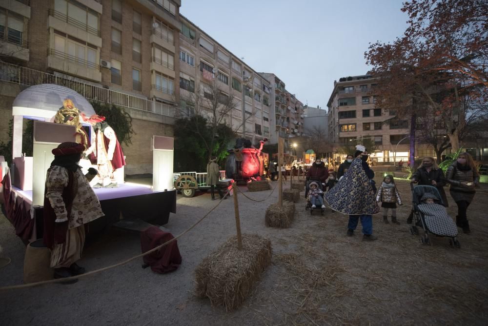 Famílies desfilen il·lusionades pel Parc de Reis de Manresa