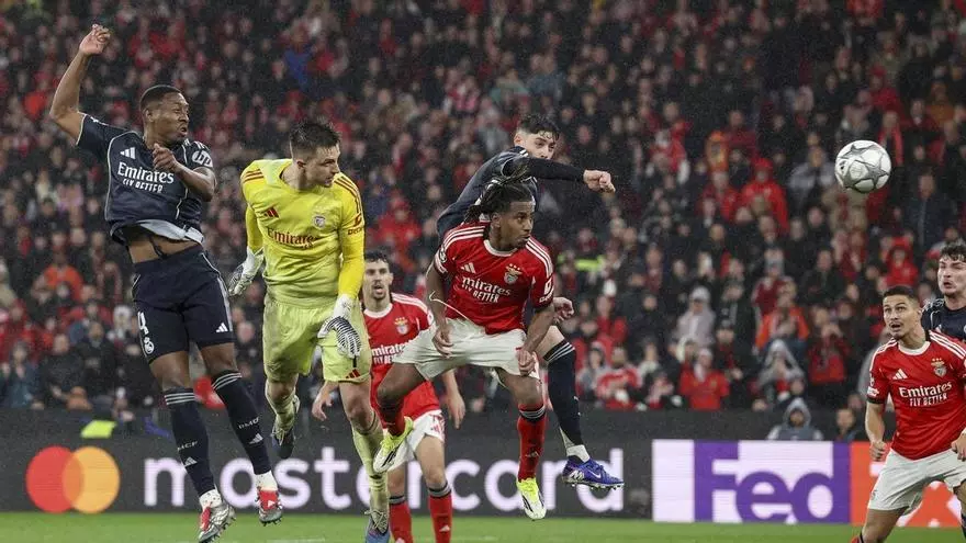 ¡Ver para creer! El golazo del portero del Benfica en el último minuto contra el Madrid