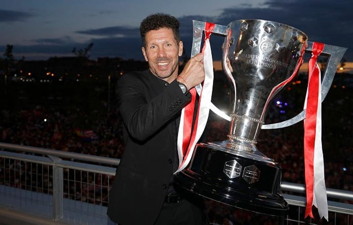 Simeone con el trofeo de Liga de 2021