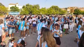 Más de 2.000 argentinos convierten Son Moix en territorio albiceleste para la final ante España