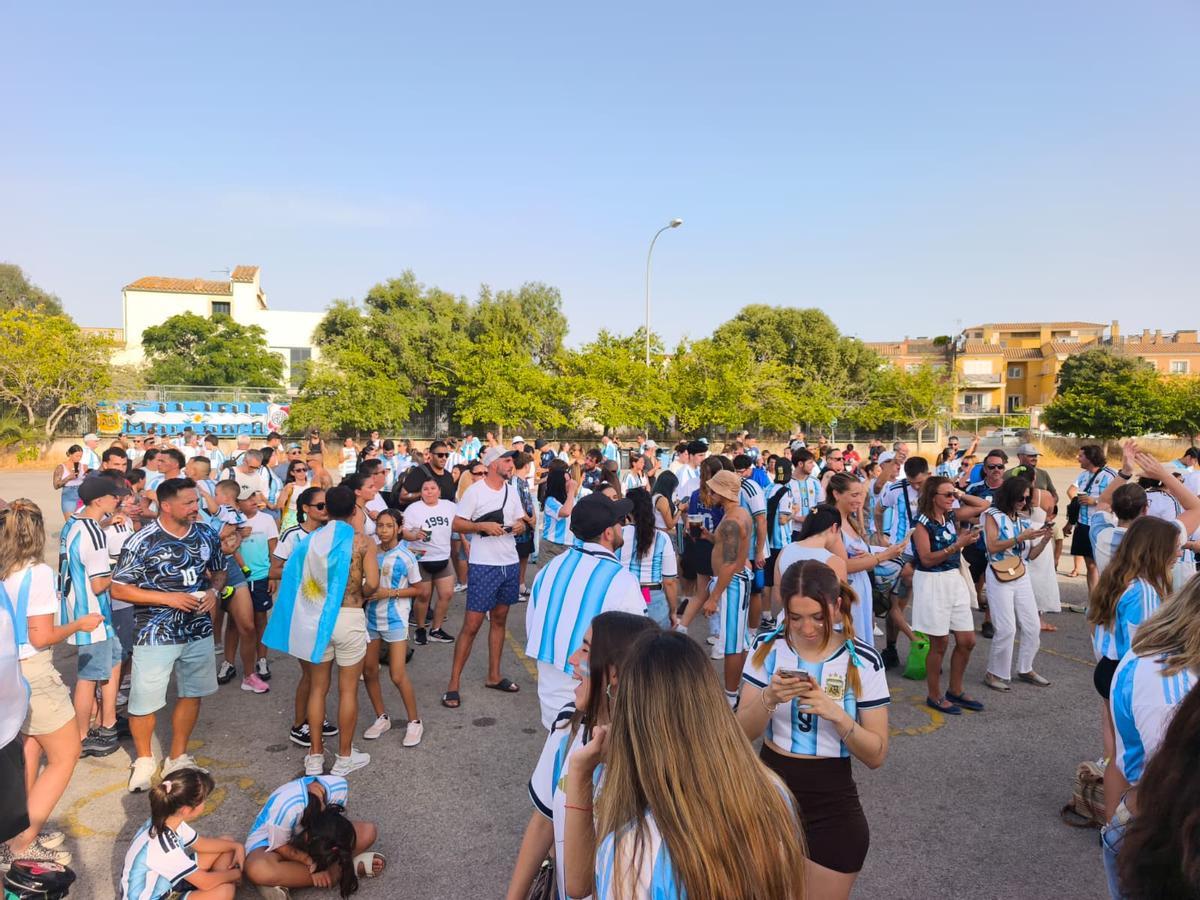 Aficionados de Argentinahan empezado a llegar a la fan zone en Palma horas antes del inicio de la final.
