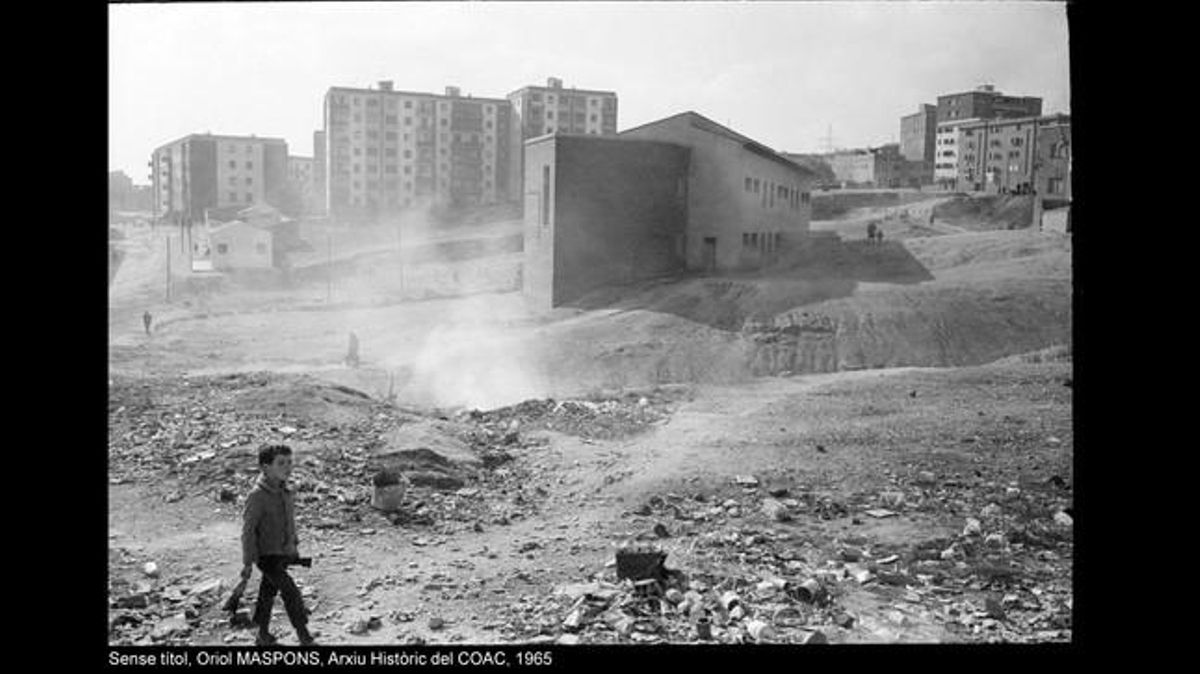 Fotografía de las afueras de Barcelona captada en 1947 por Maspons y que forma parte del libro ’Periferias Urbanas, donde la ciudad se perdía’.