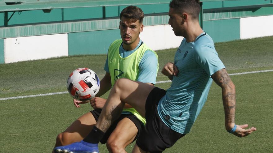 Samu Delgado, a la derecha, en una acción con José Alonso en la sesión de entrenamiento de hoy.