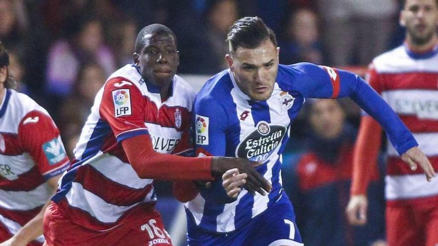 Lucas Pérez, del Deportivo, pugna por un balón con un jugador del Granada. // La Opinión