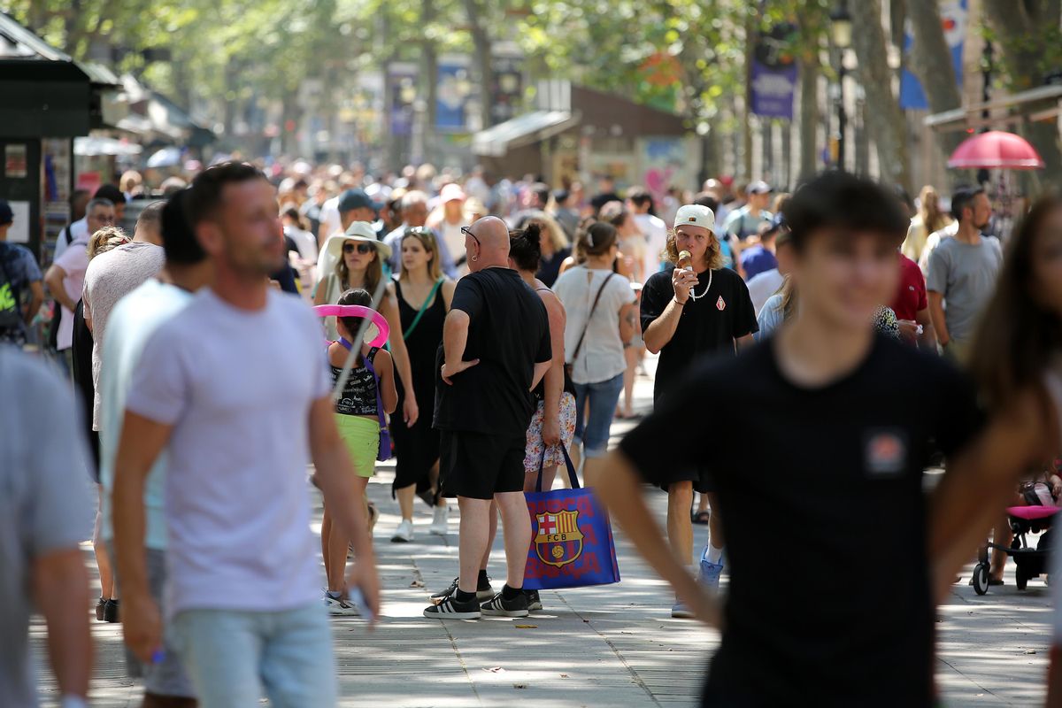 Volquetes de turistas pasean por la Rambla, a finales de julio