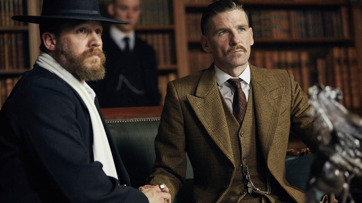 Tom Hardy (Alfie Solomons) et Paul Anderson (Arthur Shelby), en 'Peaky Blinders'.