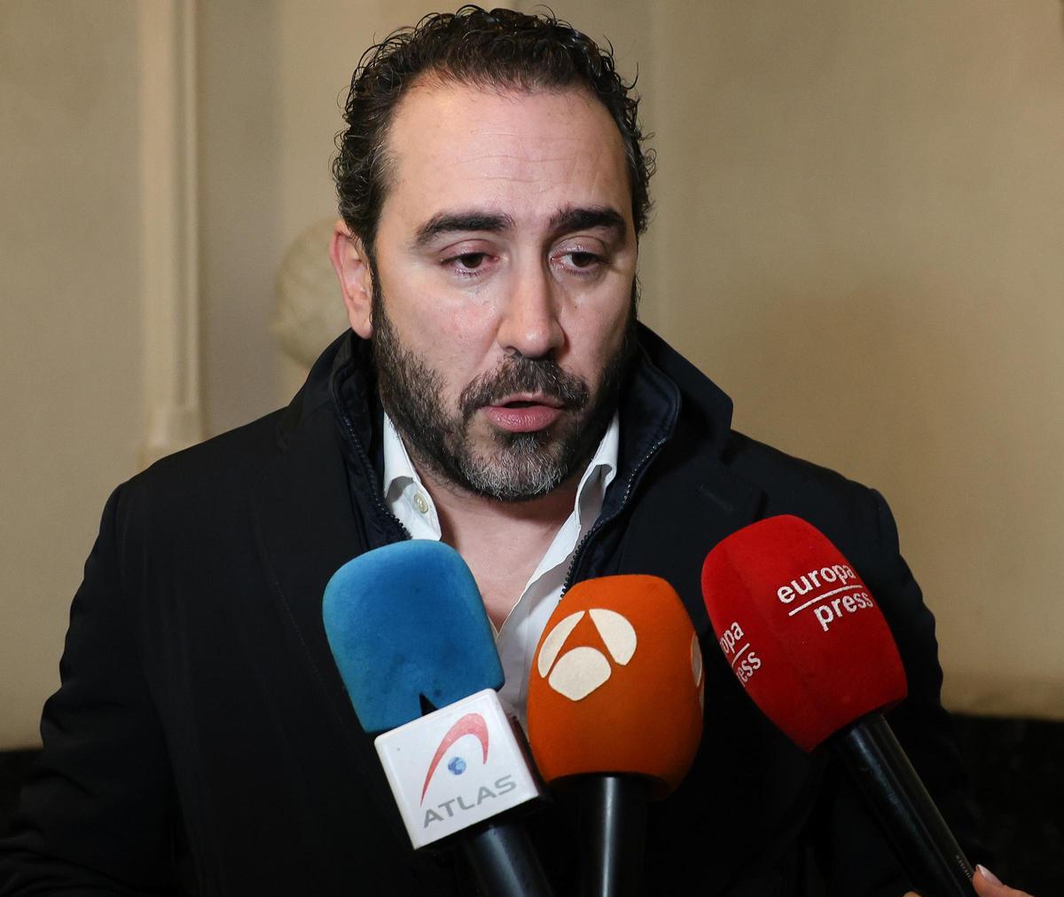 El empresario Víctor de Aldama atiende a los medios a su salida de una entrevista en la COPE, a 22 de enero de 2025, en Madrid (España).