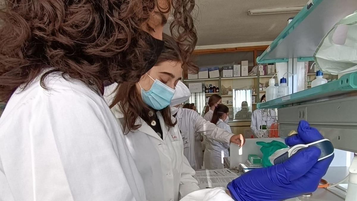 Unas alumnas del curso de Especialización de Cultivos Celulares realizan una práctica en laboratorio.