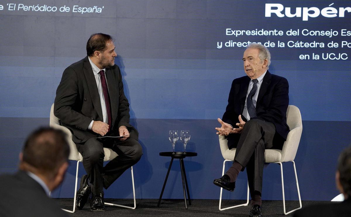 El catedrático Francisco López Rupérez, junto a Armando Huerta, director de El Periódico de España, en el foro España 360, de Prensa Ibérica