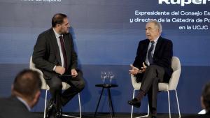 El catedrático Francisco López Rupérez, junto a Armando Huerta, director de El Periódico de España, en el foro España 360, de Prensa Ibérica