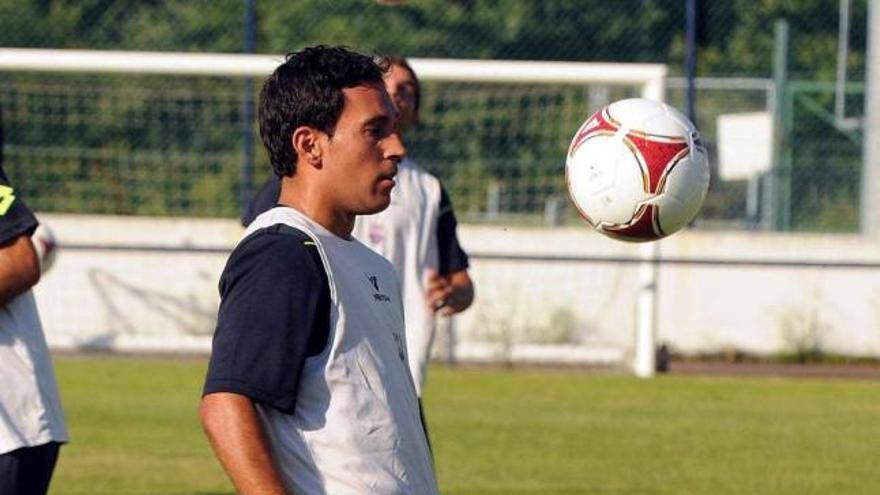 Richi golpea el balón en un entrenamiento en Príncipe Felipe. // Rafa Vázquez