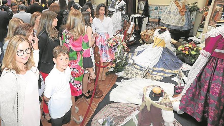 La Casa dels Mundina luce el ‘manifest’ de la reina y damas