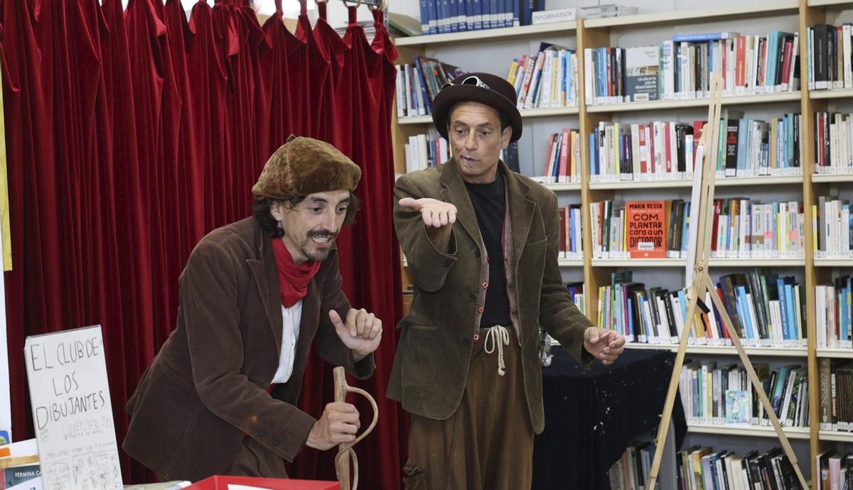 Monma Mingot (esquerra) i David Novell (dreta) actuen a la biblioteca. | |  J.A. RIERA