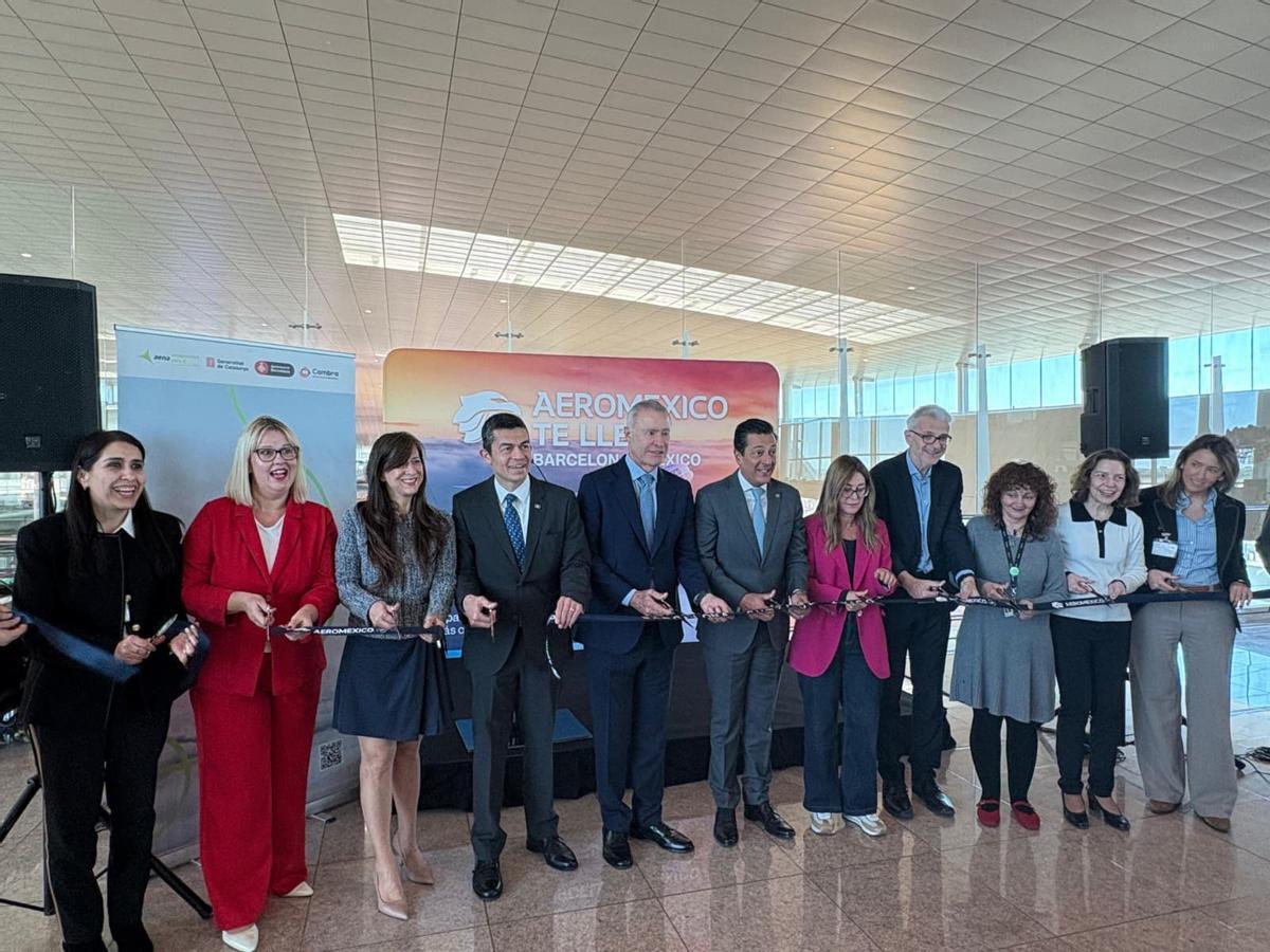 Las autoridades cortan la cinta en el estreno del nuevo vuelo entre Barcelona y Ciudad de Mexico de Aeromexico.