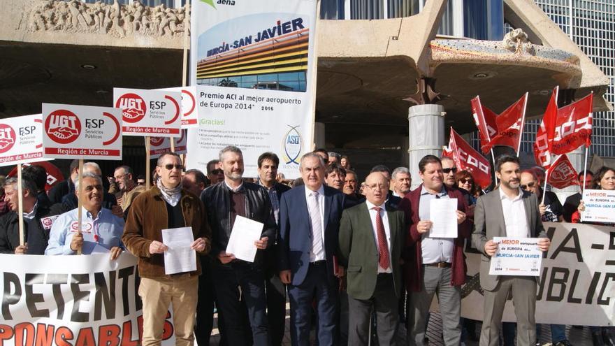 Cincuenta personas se manifiestan ante la Asamblea contra el cierre de San Javier