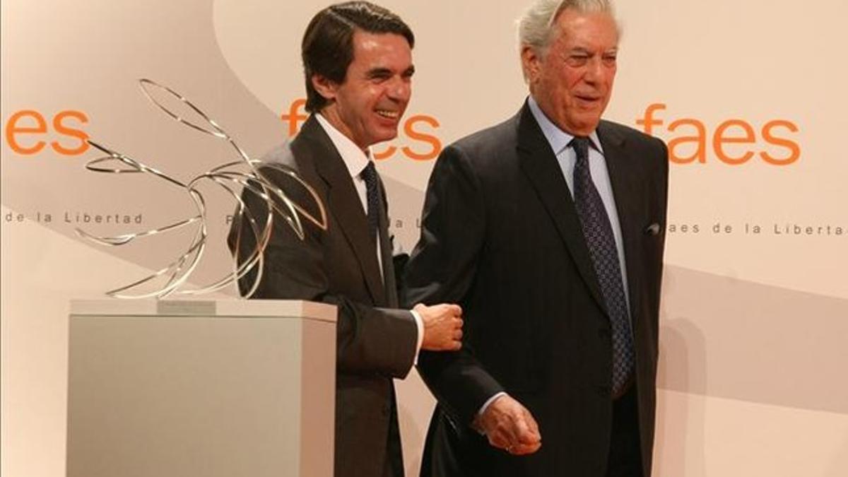 El expresidente del Gobierno, José María Aznar (izquierda), junto a Mario Vargas Llosa, el pasado día 24, durante el acto de entrega al escritor del Premio FAES a la Libertad, en Madrid. DAVID CASTRO
