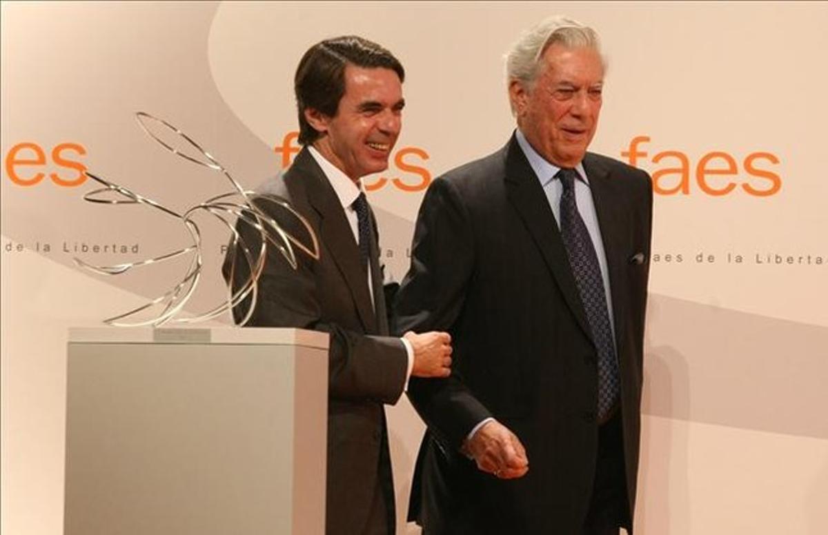 Aznar i Vargas Llosa, el 24 d’octubre passat, quan l’escriptor va rebre el premi FAES a la llibertat. Pocs dies després va firmar un manifest a favor del federalisme.