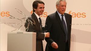 Aznar y Vargas Llosa, el 24 de octubre pasado, cuando el escritor recibió el premio FAES a la libertad. Pocos días después firmó un manifiesto a favor del federalismo.
