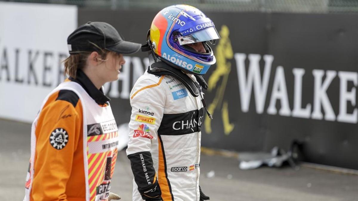 Alonso abandonando el trazado tras el accidente