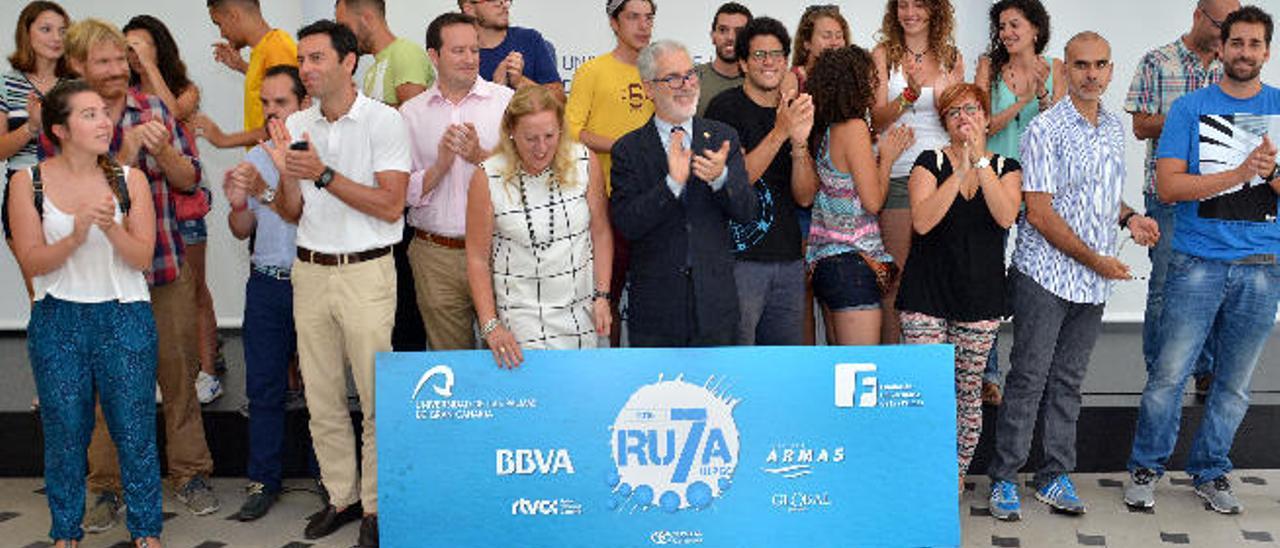 Foto de familia de los técnicos y coordinadores de Ruta 7, con algunos de los participantes, y el rector de la Universidad de Las Palmas de Gran Canaria (ULPGC), José Regidor, ayer.