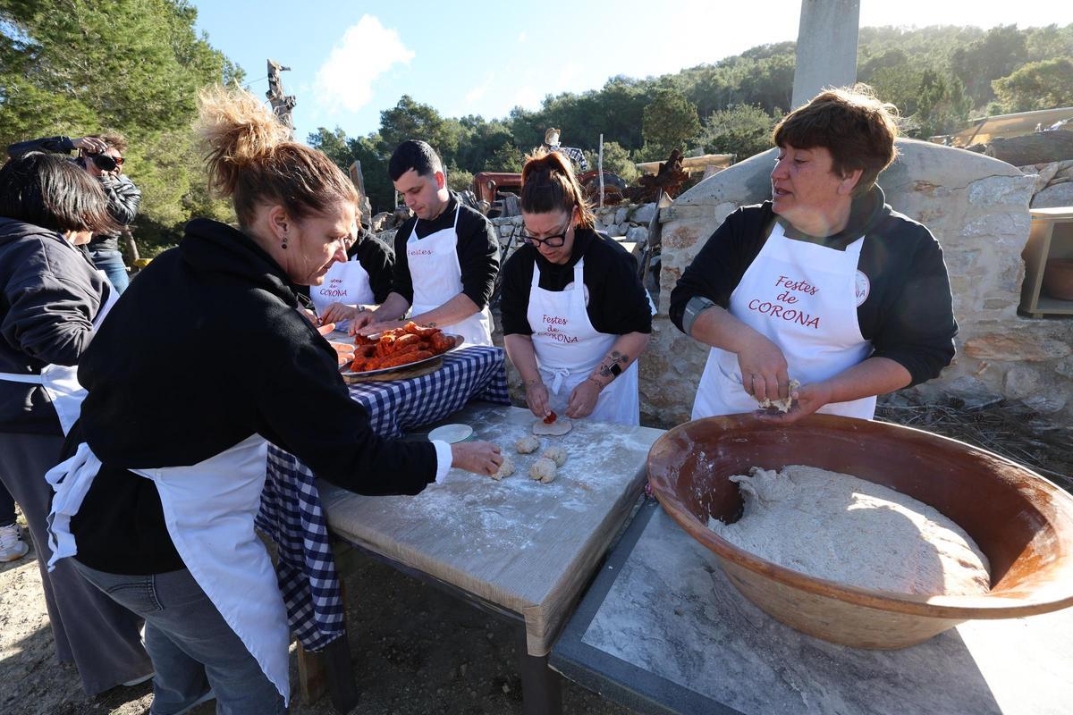 Preparación de las coquetes amb sobrassada.