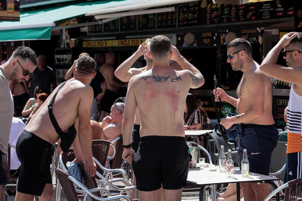 Los turistas toman el sol en las terrazas de Benidorm hasta quemarse la piel