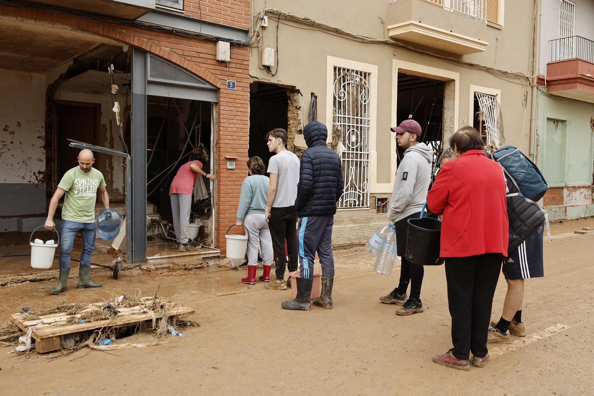 La fraternidad y los gestos más humanos siguen aflorando tres días después