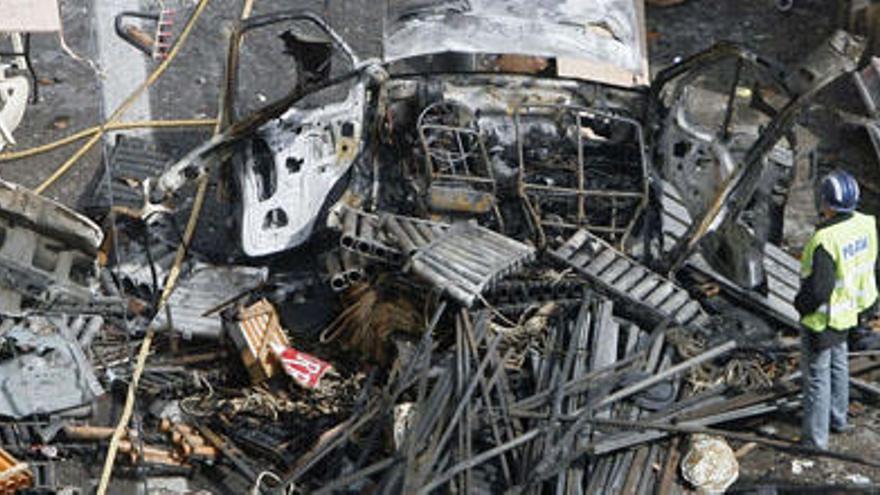 Así quedó la furgoneta con material pirotécnico tras la explosión en la calle Azcárraga de Valencia.