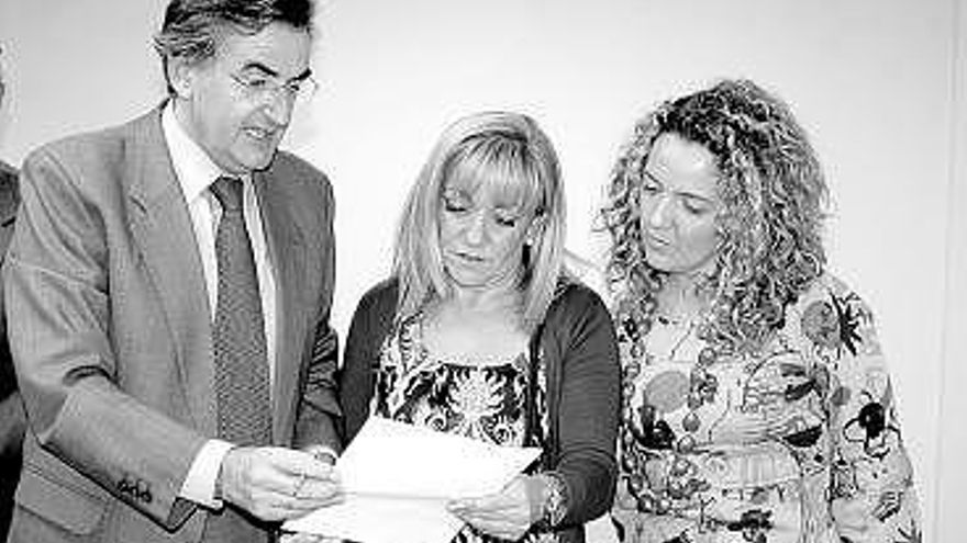 Ovidio Sánchez, Isabel Carrasco y María Teresa Mallada, en Oviedo.