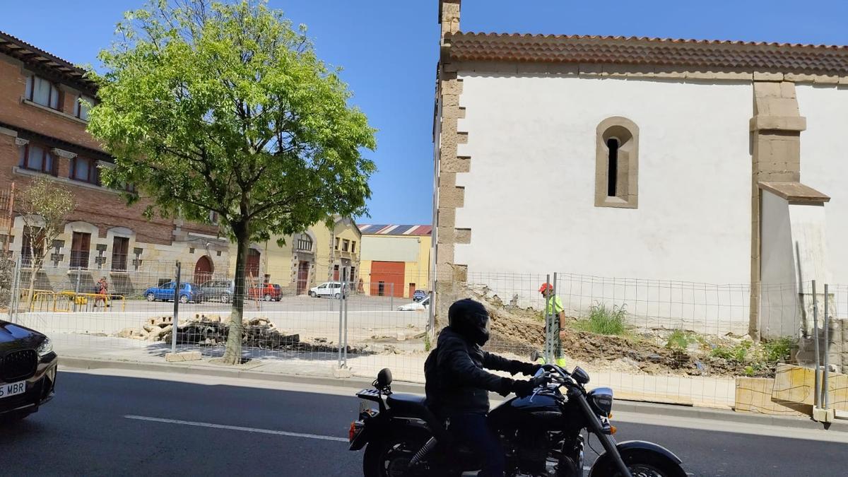 Un operario en el entorno de la capilla.