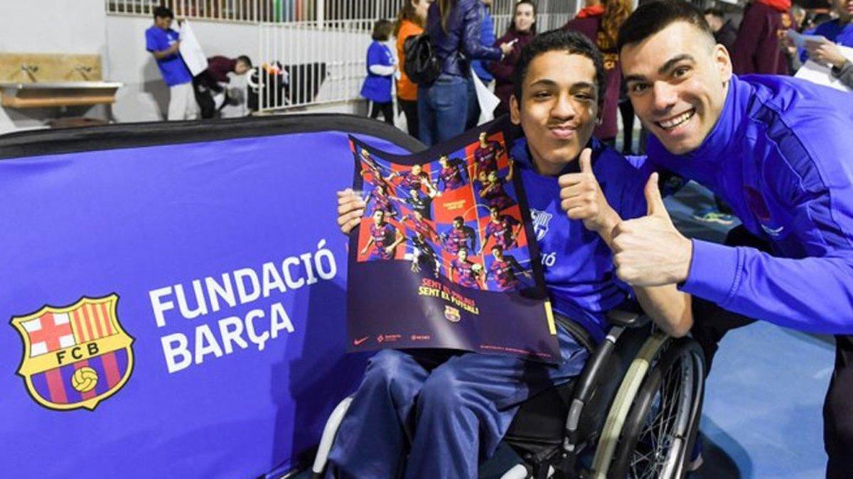 Sergio Lozano, junto a un niño en un acto de la Fundació Barça