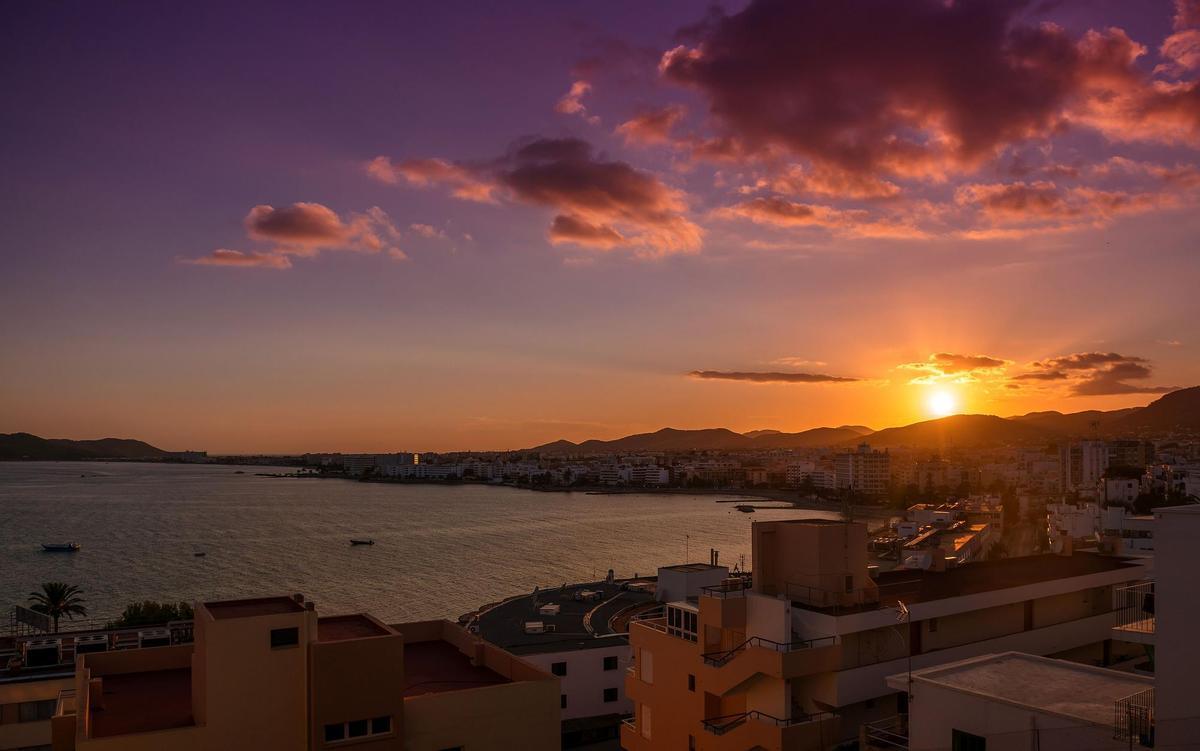 La isla balear de Ibiza tiene numerosos emplazamientos para ver un hermoso atardecer, con sorprendentes tonalidades en el cielo provocadas por los reflejos de la luz solar, según su ángulo de incidencia.