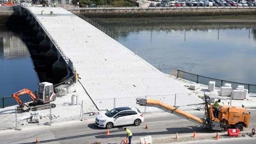 El puente de O Burgo muestra ya su nuevo enlosado. // G.S.