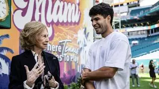 Así ha sido el cercano saludo entre la reina Sofía y Carlos Alcaraz en Miami