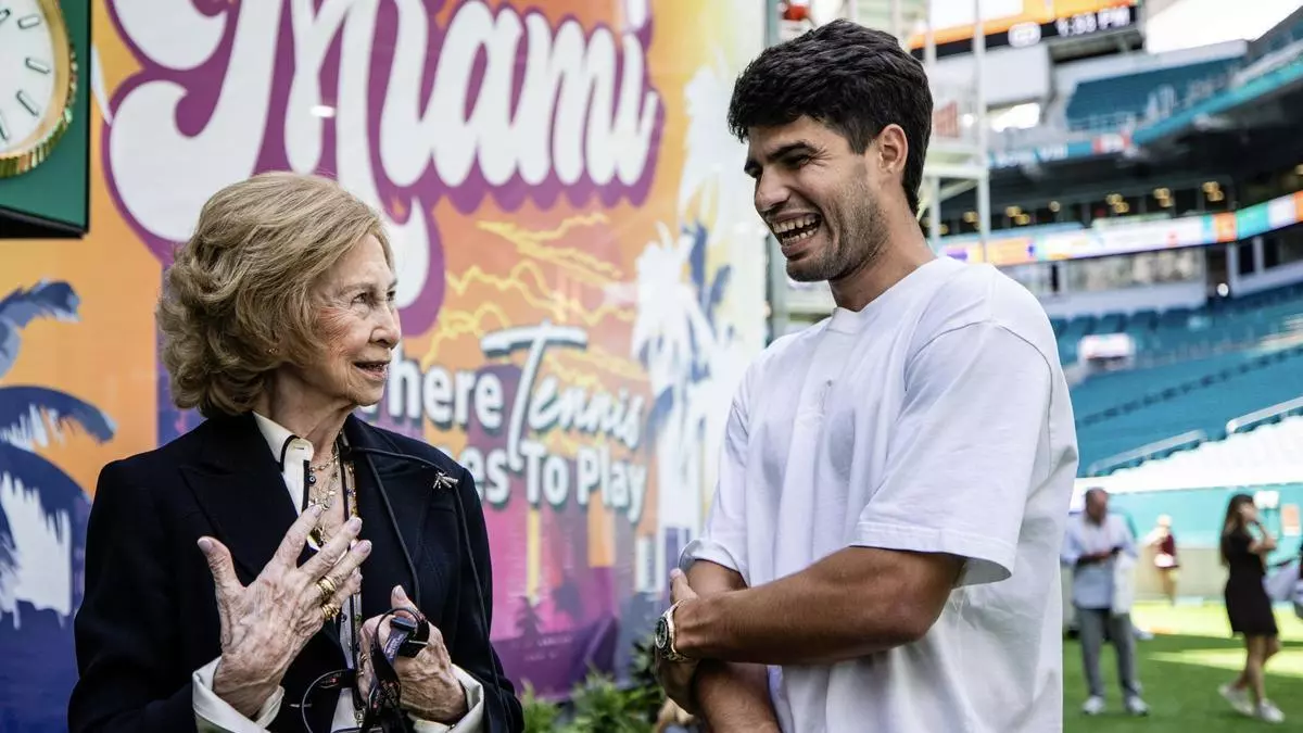 Así ha sido el cercano saludo entre la reina Sofía y Carlos Alcaraz en Miami