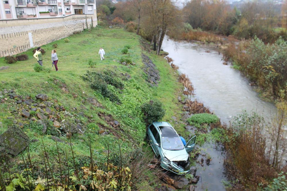 Cae un coche al río en Grado