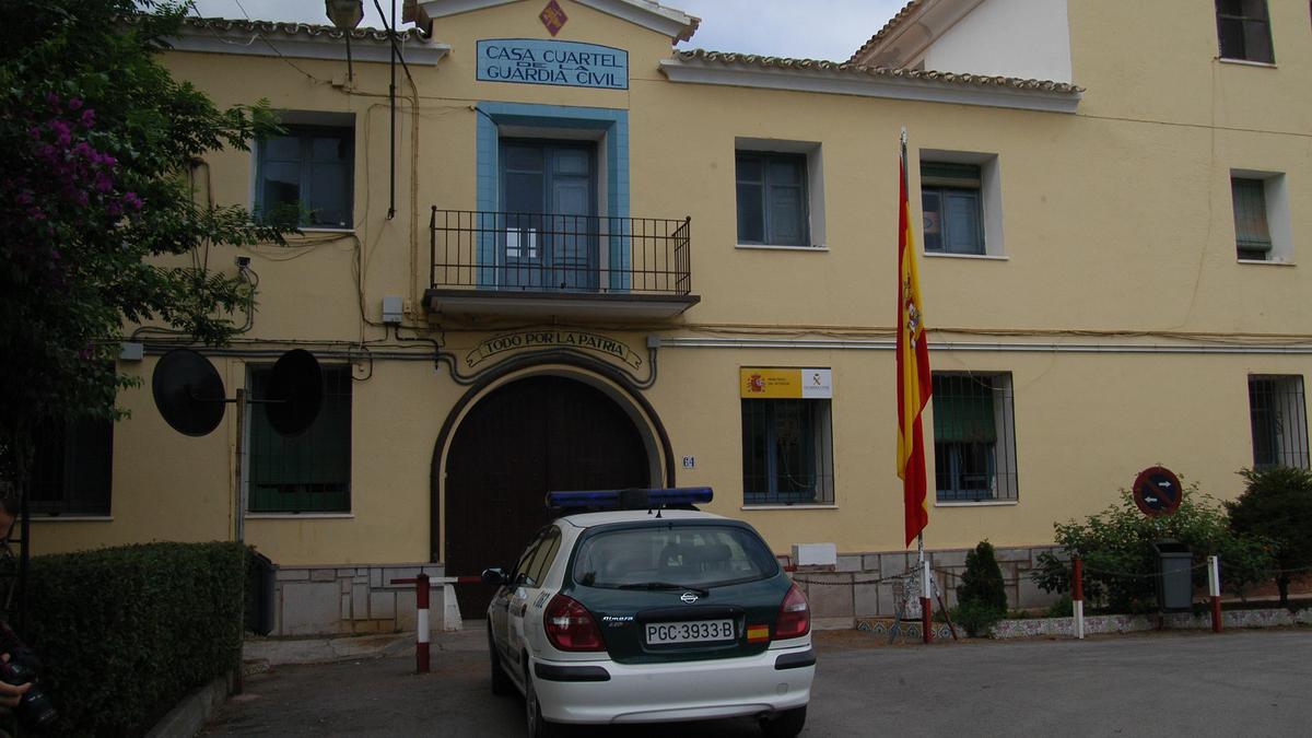 Un coche de la Guardia Civil entra en el cuartel de Onda.