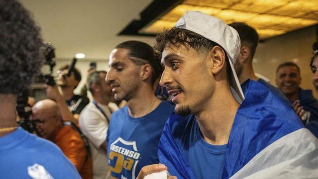 David, con Marc Mateu en segundo plano, durante la recepción del equipo en el Cabildo Insular. | ANDRÉS GUTIÉRREZ