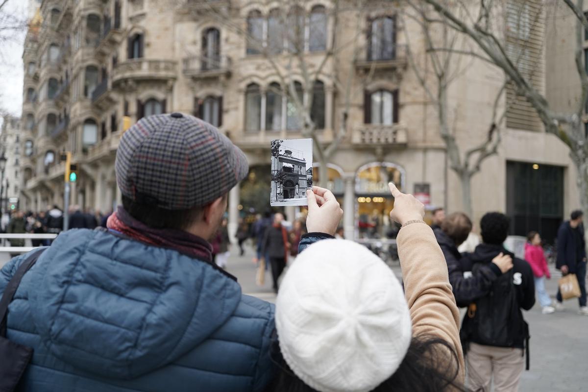 Una pareja en la esquina de paseo de Gràcia y Casp, localizando el punto exacto de la fotografía centenaria.